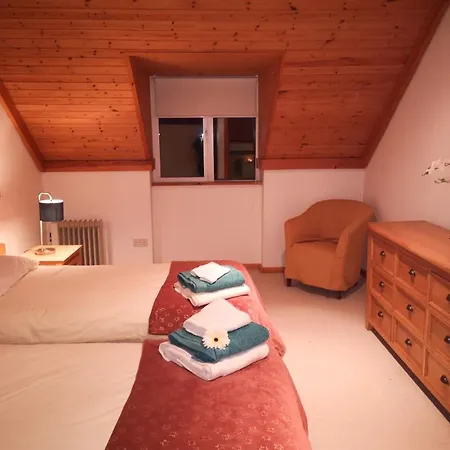 4 Bedroomed House In Close To The Prázdninový dům