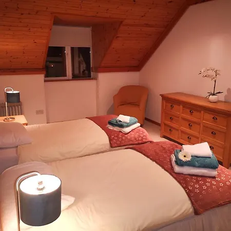 Nyaraló 4 Bedroomed House In Close To The